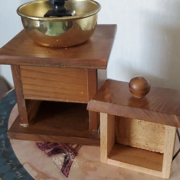 Vintage hand crank coffee grinder/mill - Picture 2 of 8